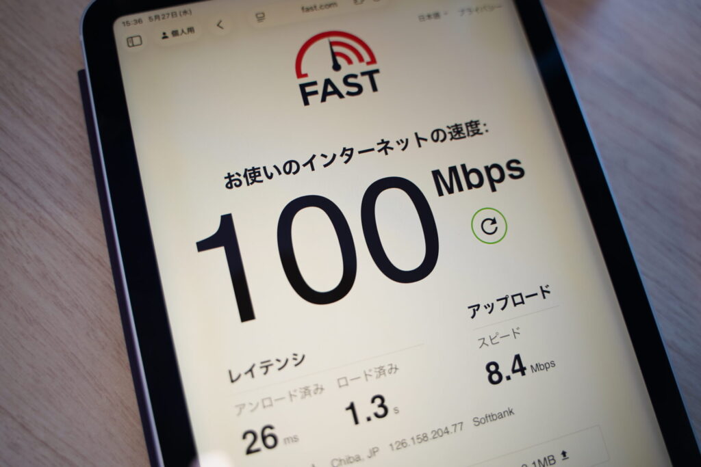 LINEMOのSIMカード挿入時：下り100Mbps、上り8.4Mbps、レイテンシ26ms