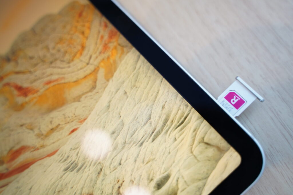 旧型のiPadのためnanoSIMトレイあり