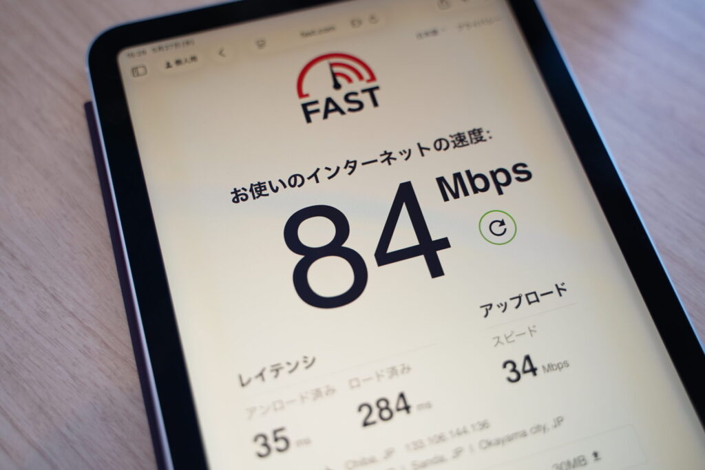 楽天モバイルのSIMカード挿入時：下り84Mbps、上り34Mbps、レイテンシ35ms